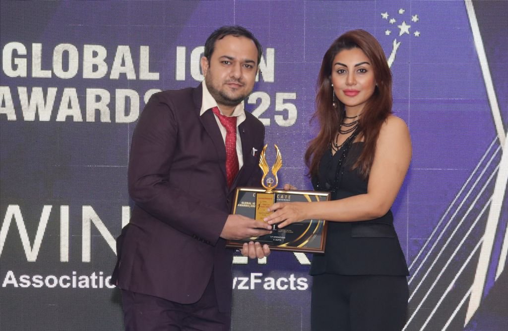 Rahul Sharma, CEO of Seospidy, receiving the Global Icon Award 2025 from Bollywood actress Rimi Sen