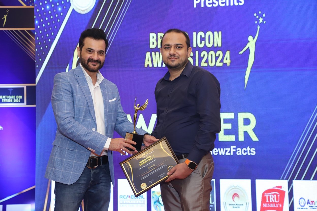 Seospidy receiving the Innovation in Web Solutions award from actor and producer Sanjay Kapoor
