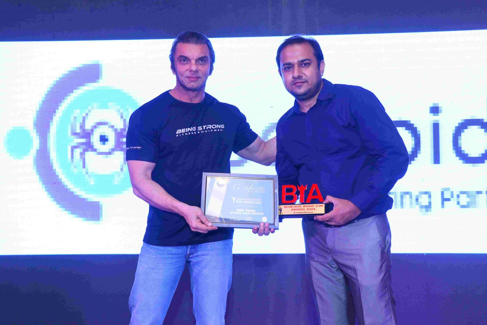 Seospidy receiving the Excellence in Digital Marketing award from actor Sohail Khan